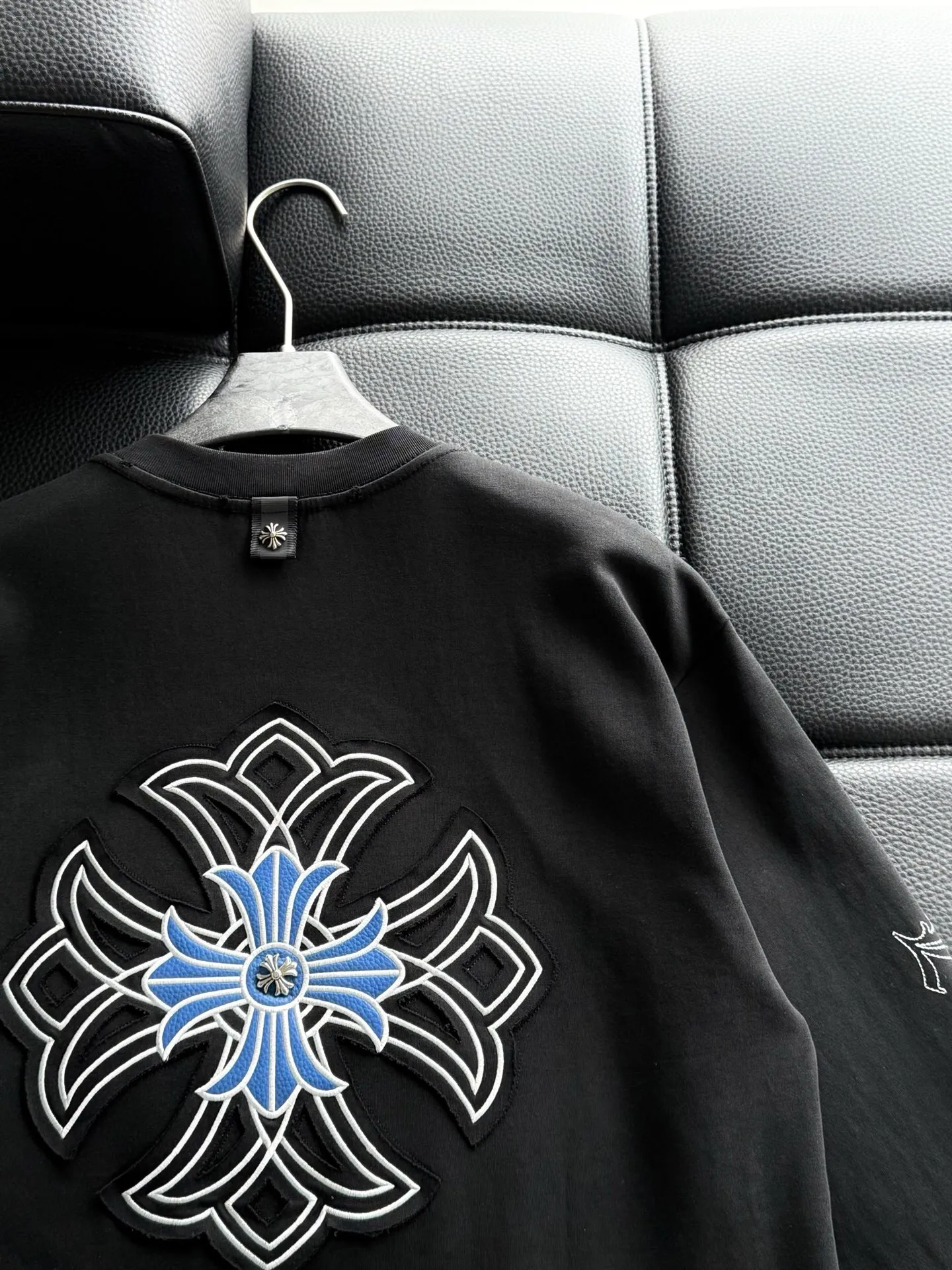 P408 💰ChromeHearts Chrome Heart Round Neck Sweater Long Sleeve The pursuit of quality guarantees the absolute quality! Using double-sided cotton fabric, the texture is clearly visible, the texture is soft, delicate and smooth, custom three-dimensional embroidery ➕ patchwork and leather craftsmanship, full of drape! The workmanship is fine and the shoulder lines are smooth. All imported chain machines are used to make the shoulder rolling strips. It has a certain thickness and is not made of cheap material but has a shiny feel that is comfortable and not tight on the upper body. It is the most avant-garde street item that can be easily matched by both men and women!  Color: black white Size: m-3xl Style number: 3582